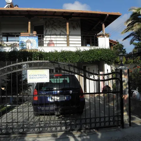 Seaside Adam's House 2019 Karianí